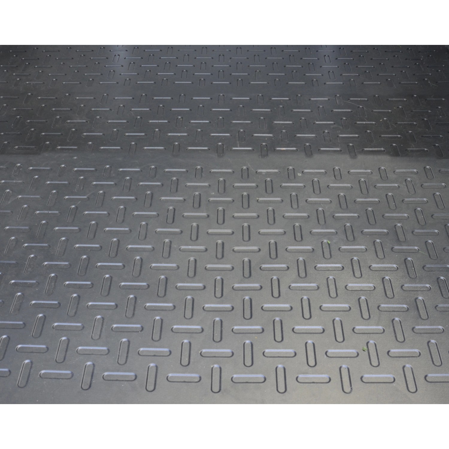 Detailaufnahme des rutschfesten Bodens im Palram Canopia Skylight Gerätehaus in Anthrazit.