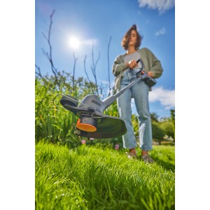 Frau trimmt Rasen mit Gardena Akku-Rasentrimmer EasyTrim 25/18V. Inkl. Akku.