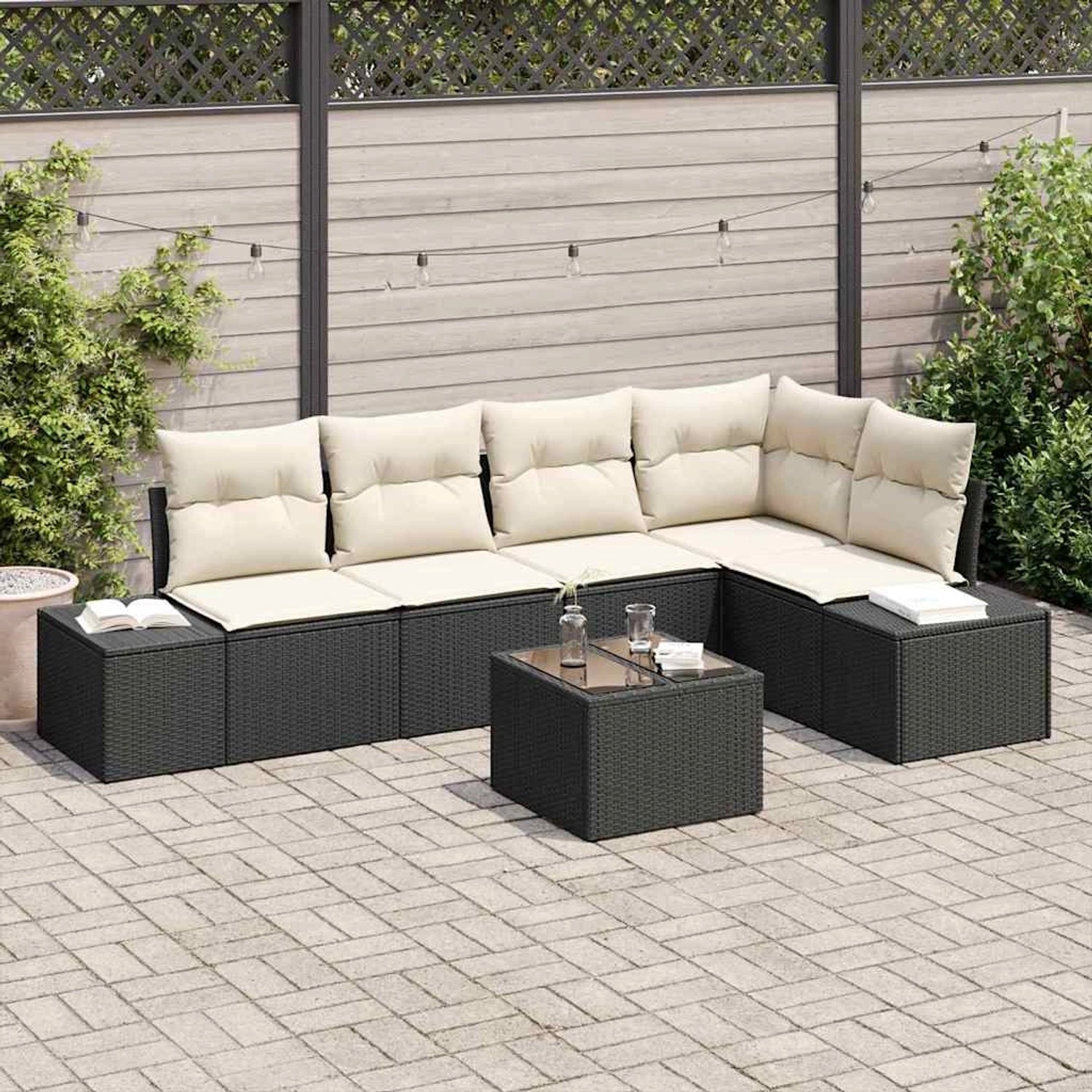 Schwarzes 6-teiliges Garten-Sofa-Set aus Poly Rattan mit Tisch und beigen Kissen.