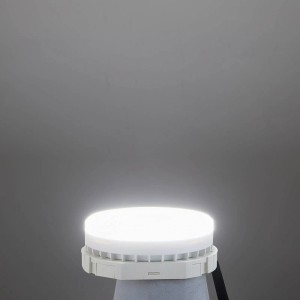 Leuchtendes LUUMR LED Smart Home GX53 Leuchtmittel in Weiß. Rundes Aluminium-Design, helles Licht.