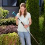 Gardena combisystem Blumenrechen mit Stiel wird von einer Frau im Garten zusammengesteckt.