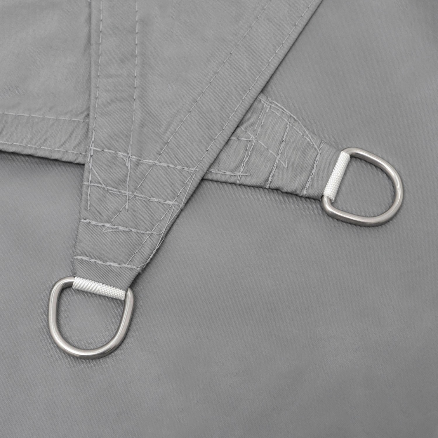Detailansicht: Graues, rechteckiges AMANKA Sonnensegel aus Polyester mit D-Ringen.