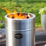 Feuerhand Pyron Feuertonne aus Edelstahl, 25 l, mit brennendem Feuer. Ideal für Garten und Terrasse.