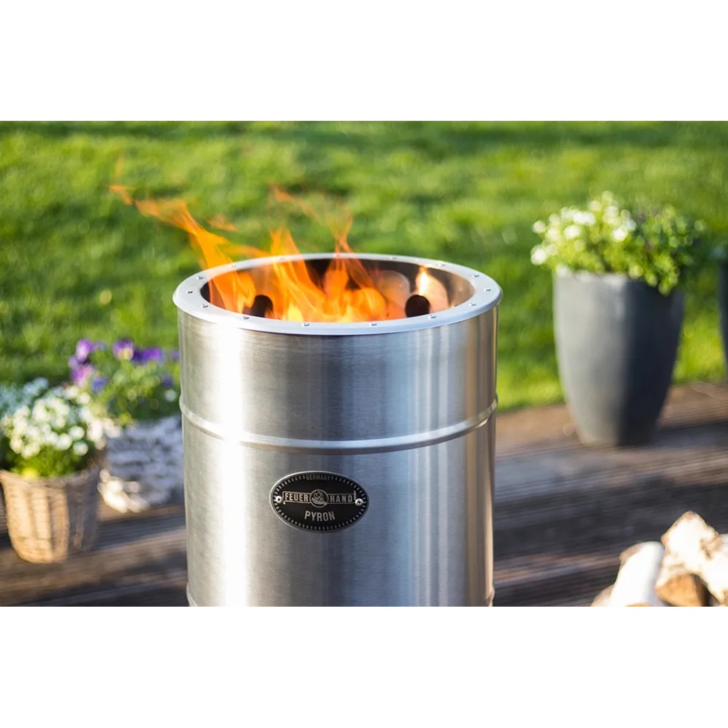 Feuerhand Pyron Feuertonne aus Edelstahl, 25 l, mit brennendem Feuer. Ideal für Garten und Terrasse.