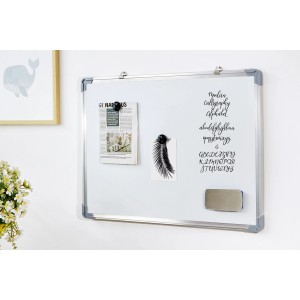 Whiteboard 60x45 cm mit Alu-Rahmen, beschriftet und mit Magneten befestigt.