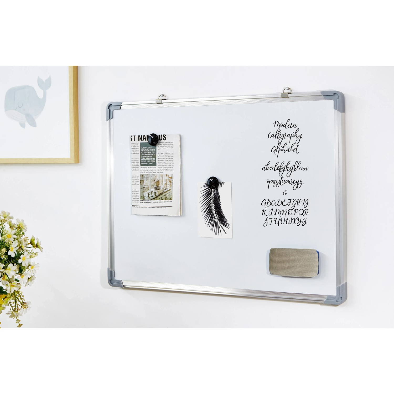 Whiteboard 60x45 cm mit Alu-Rahmen, beschriftet und mit Magneten befestigt.
