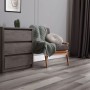 ML-Design Vinylboden Kiefer Grau, selbstklebende Dielen im Wohnraum mit Kommode und Sessel.