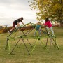 Kinder klettern auf dem Lifetime Klettgerüst Geodome (335 cm) im Garten. Spielanlage für Motorik und Spaß.