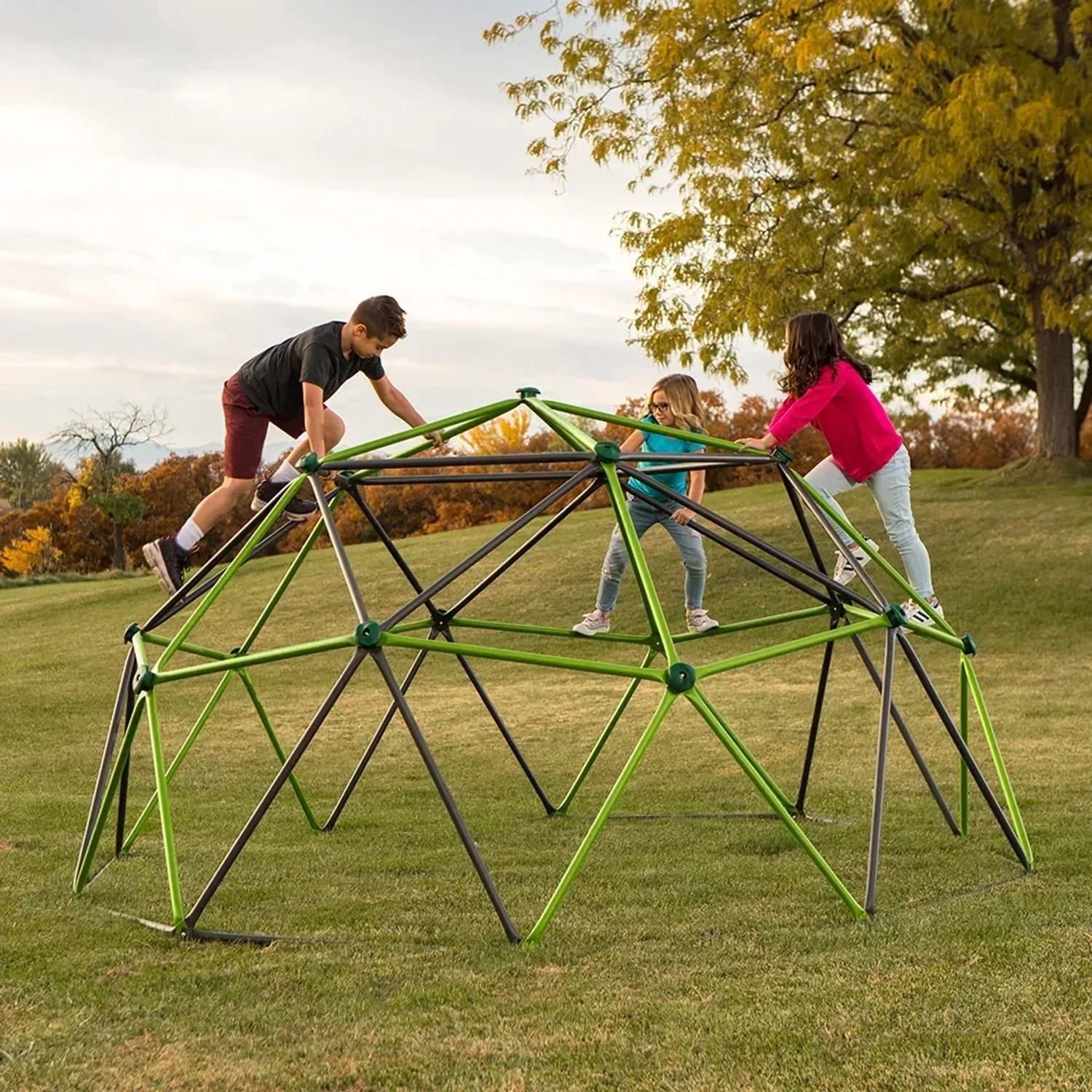 Kinder klettern auf dem Lifetime Klettgerüst Geodome (335 cm) im Garten. Spielanlage für Motorik und Spaß.