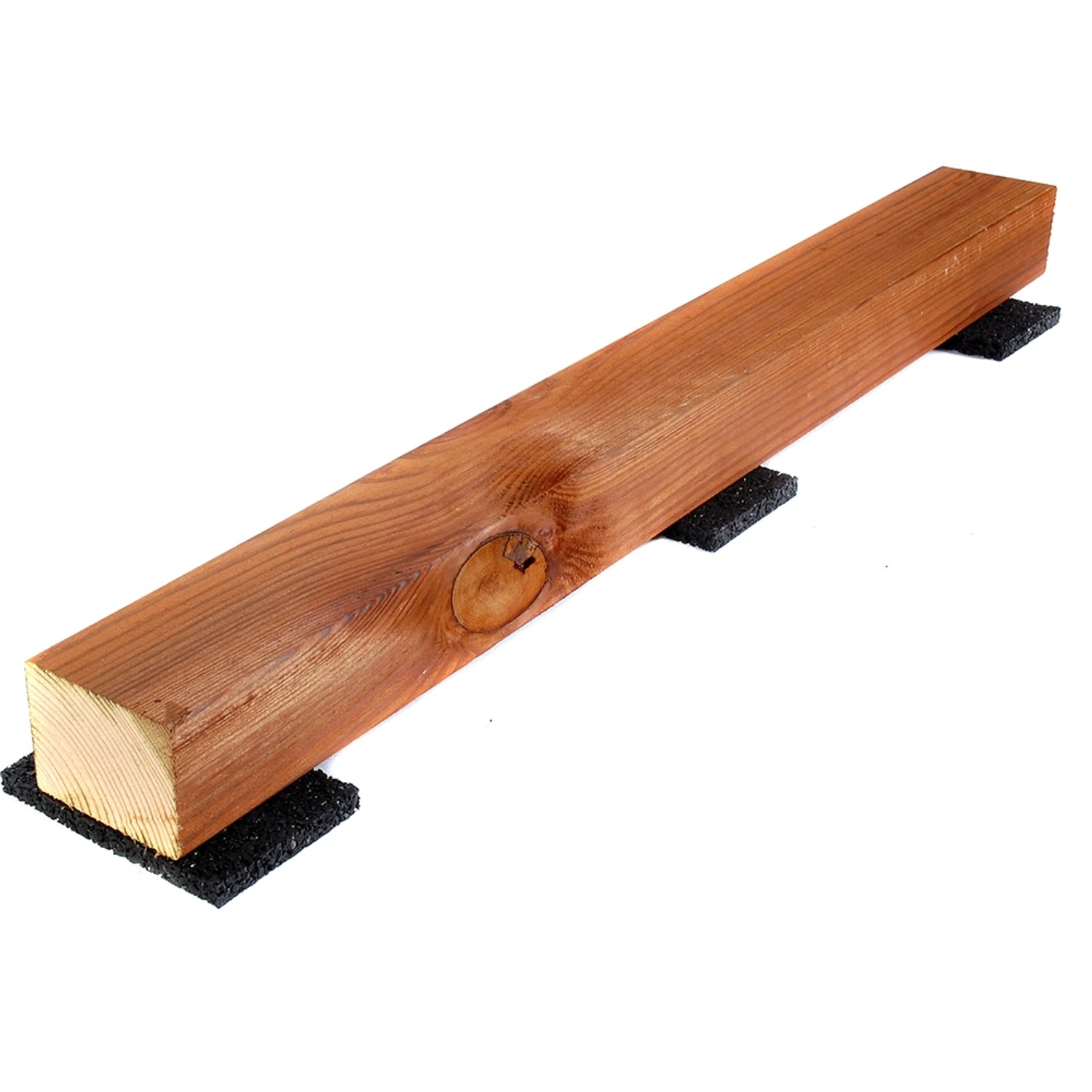 Holzbalken auf GS Terrassen Gummipads (48 Stk.) zur Unterkonstruktion von Terrassendielen.