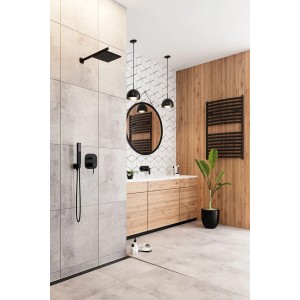 Schwarzes KOLMAN Unterputz-Duschsystem mit quadratischer Kopfbrause und Handbrause an grauer Fliesenwand im modernen Bad.