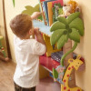 Teamson Kids Bücherregal Sunny Safari mit Kind beim Bücher anschauen.