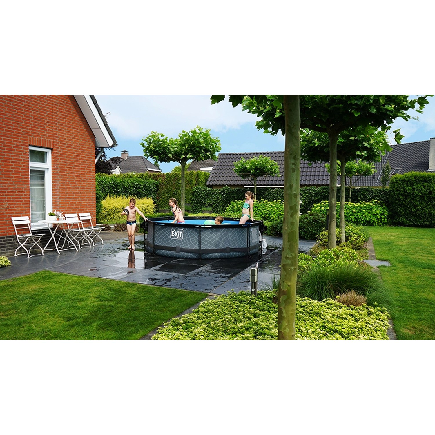Exit Stahlrahmenpool-Set Wood Ø 300 cm im Garten mit spielenden Kindern.