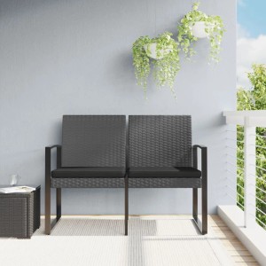 Dunkelgraue 2-Sitzer Gartenbank aus Rattan mit schwarzen Kissen für Terrasse oder Garten.