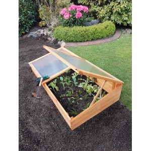 Doppeltes Frühbeet aus Kiefernholz, 140x70x28 cm, mit geöffneten Polycarbonat-Doppelstegplatten im Garten.