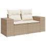 Beige 7-tlg. Garten-Sofagarnitur aus Polyrattan mit cremeweißen Kissen.