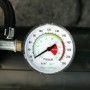Manometer bis 18 bar für Kompressor zur Wartung und Autoreparatur.