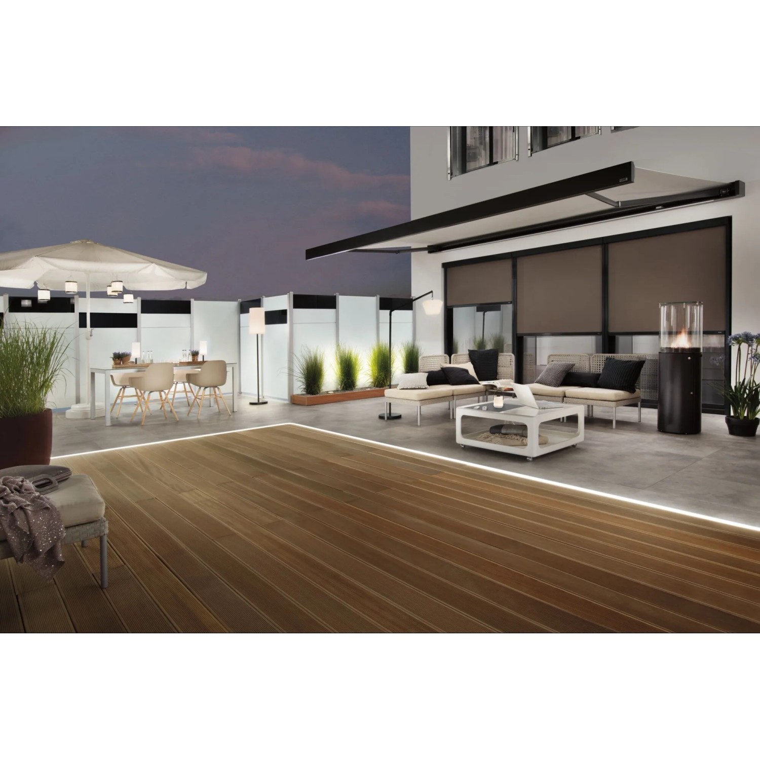 Paulmann LED-Stripe Plug & Shine Smooth, warmweiß, als Bodenbeleuchtung auf einer Terrasse.