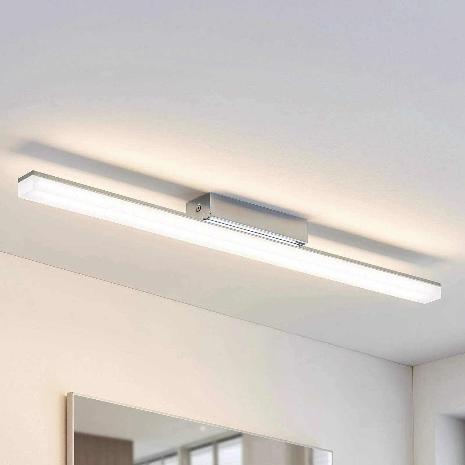 Dimmbare LED Deckenlampe Levke in Weiß, geeignet für Badezimmer mit Spritzwasserschutz.