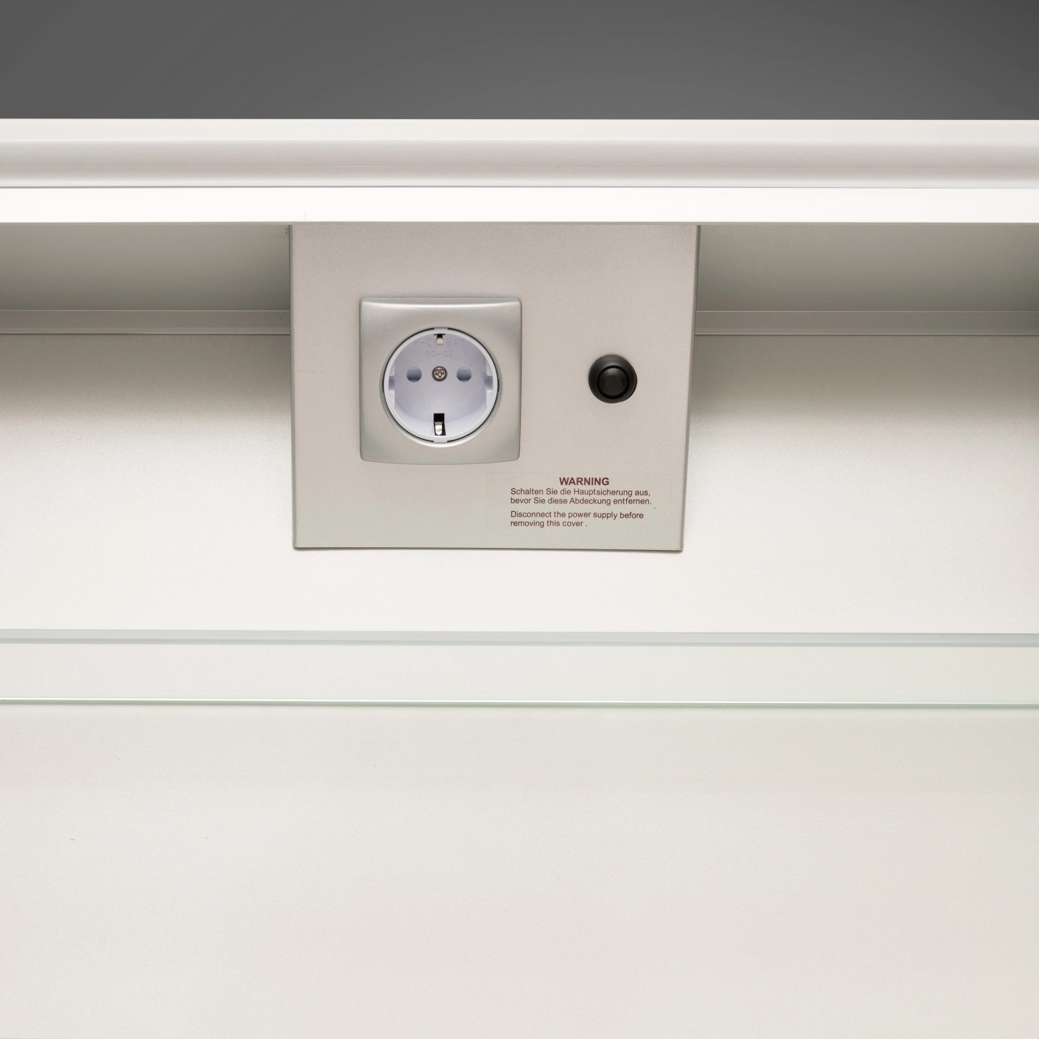 Detailaufnahme: Steckdose und Schalter im Alufarbenen DSK Spiegelschrank Aluminio Vegas, 50 cm.