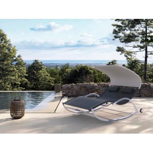 Leco Schaukelliege Edda in Anthrazit-Grau-Lichtgrau mit Sonnendach neben Pool.