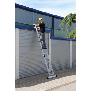 PROREGAL Stufen-Anlegeleiter mit 16 Stufen und Traverse, Aluminium. Person mit Helm auf der Leiter.