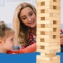 Mutter und Kind spielen Toyfel Riski Wackelturm aus Kiefernholz.