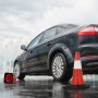 6er Set rot-weiße Verkehrskegel 51cm mit Auto im Hintergrund für Pannenhilfe.