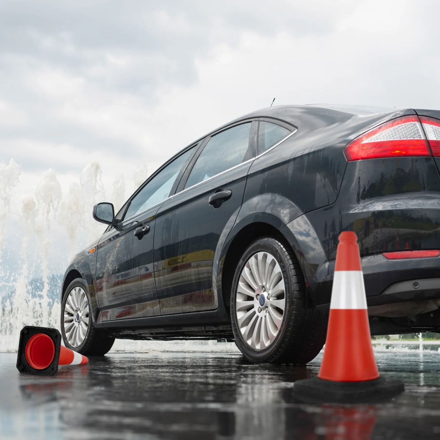 6er Set rot-weiße Verkehrskegel 51cm mit Auto im Hintergrund für Pannenhilfe.