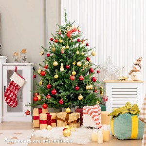 Künstlicher Weihnachtsbaum 136 cm mit warmweißer LED-Beleuchtung, dichte grüne Äste, im Wohnzimmer.