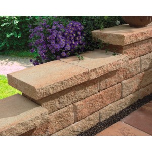 Sandsteinfarbene Bruchsteinmauer Abdeckplatte (60x35x8 cm) auf einer Mauer.