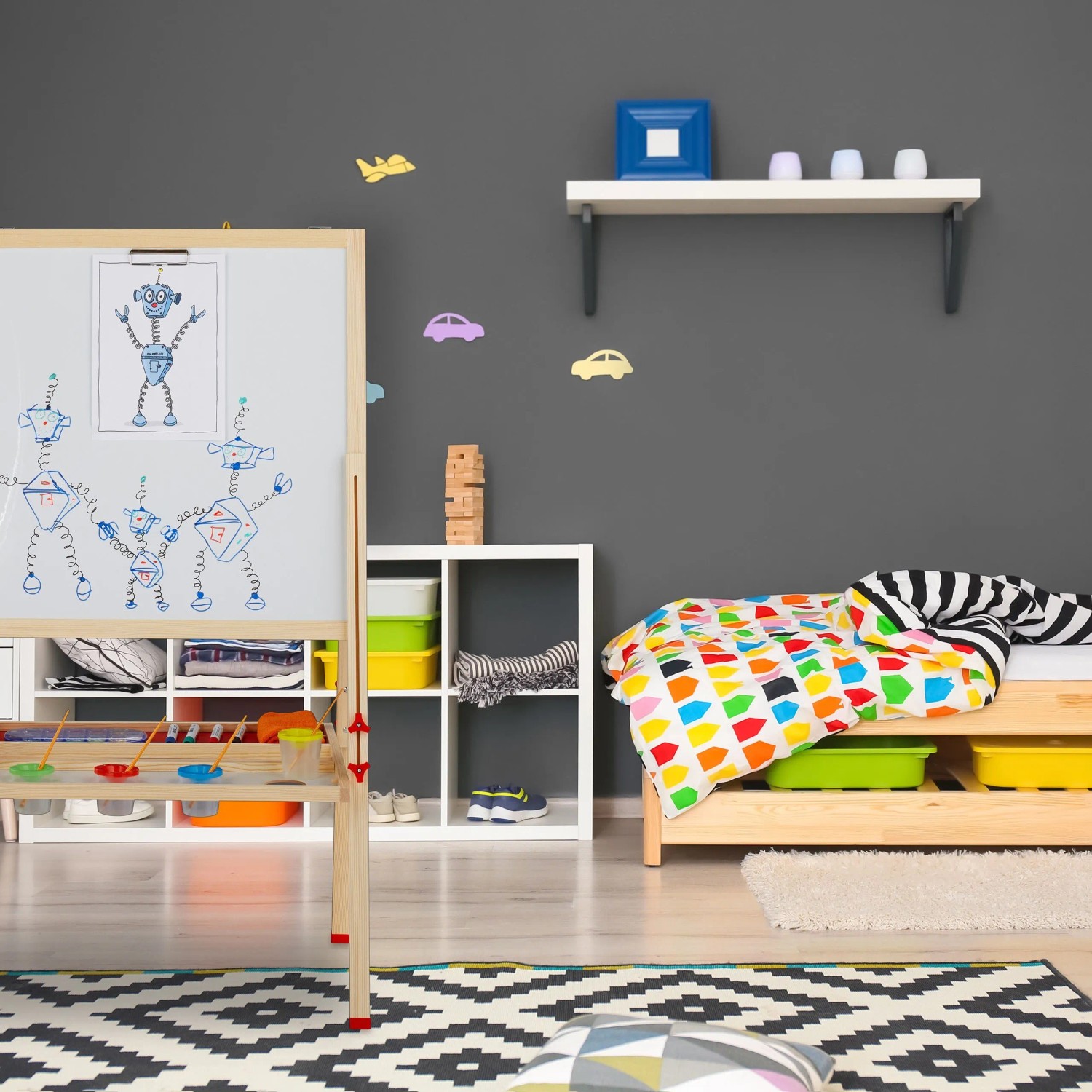Holz Standtafel für Kinder mit Whiteboard, Robotern und Ablagen im Kinderzimmer. Höhenverstellbare Kindertafel.