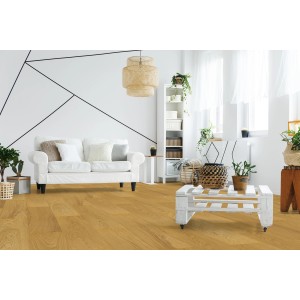 Wohnraum mit Jangal Designboden Eiche Honey Bale, warmer Holzton, gemütliche Atmosphäre.