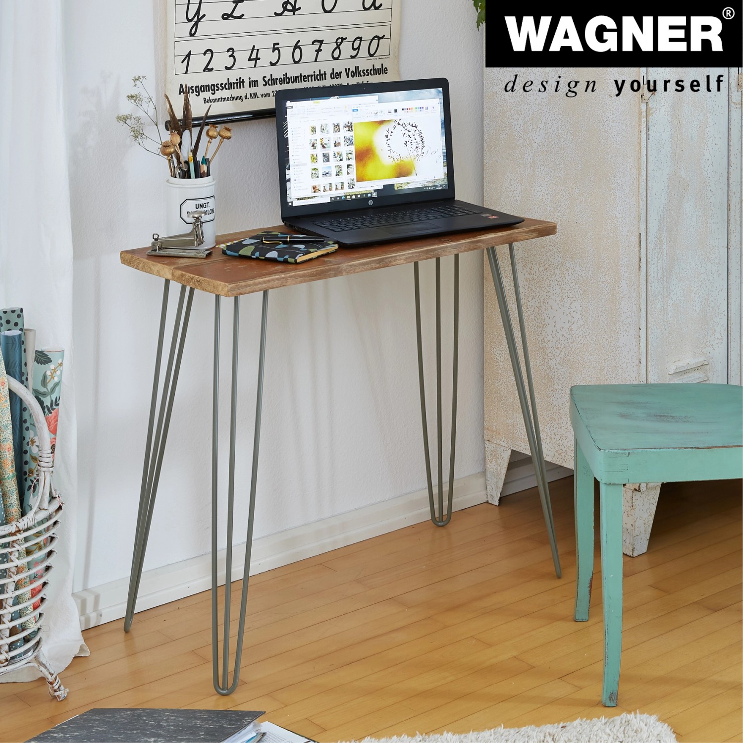 Tisch mit grauen Wagner Hairpin Möbelbeinen (710 mm) im Mid-Century-Stil.