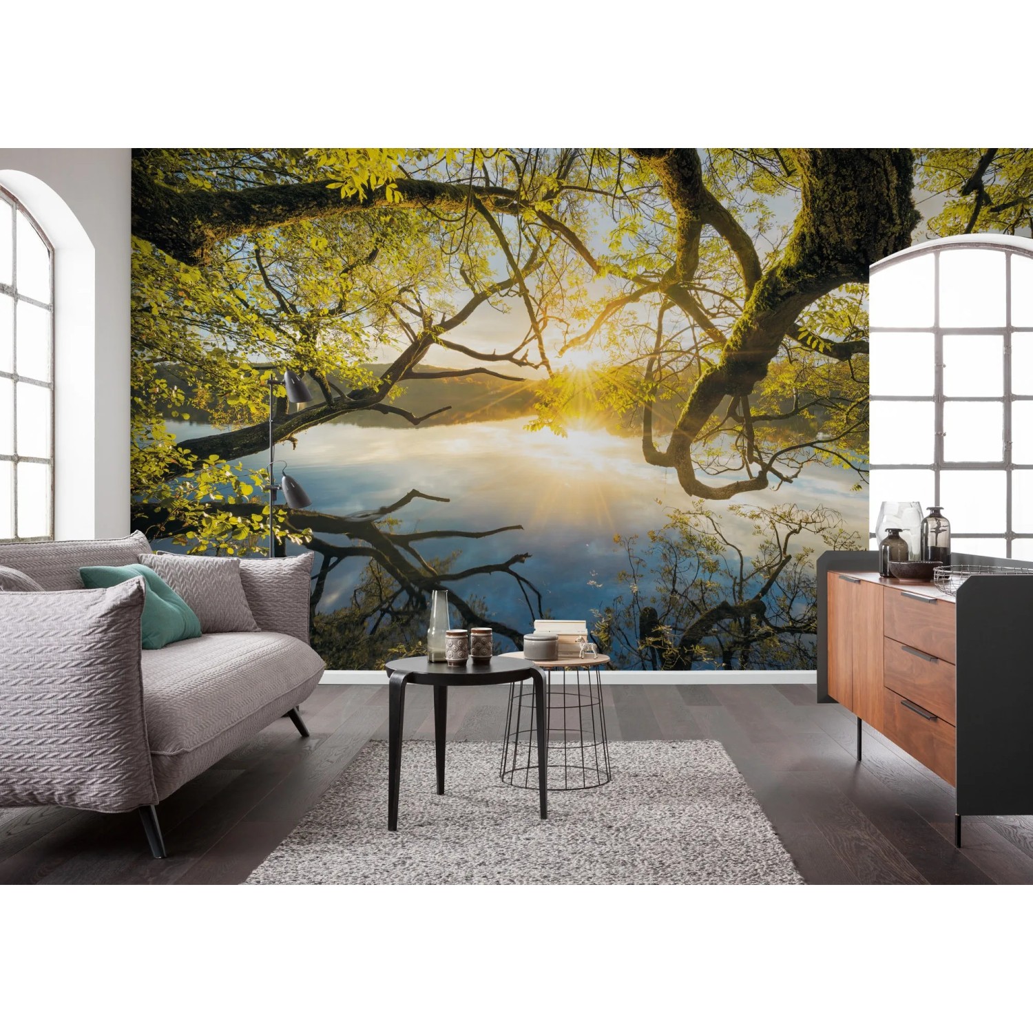 Komar Vlies Fototapete Golden Embrace (400x250 cm) mit Baum und See im Sonnenlicht.