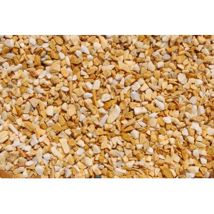 Nahaufnahme von Siena-Gelb Marmorsplitt (9-12mm) als Zierkies.