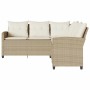 L-förmiges Couchsofa aus Rattan in Beige mit cremefarbenen Kissen für den Garten.