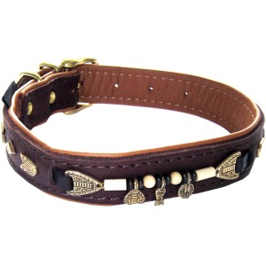 Braunes Heim Hundehalsband Buffalo aus Leder, 25 mm breit und 65 cm lang, mit Ziernieten und Anhängern.