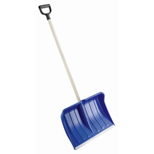 Blauer Kunststoff Schneeschieber mit Holzstiel und D-Griff, 55 cm breit.