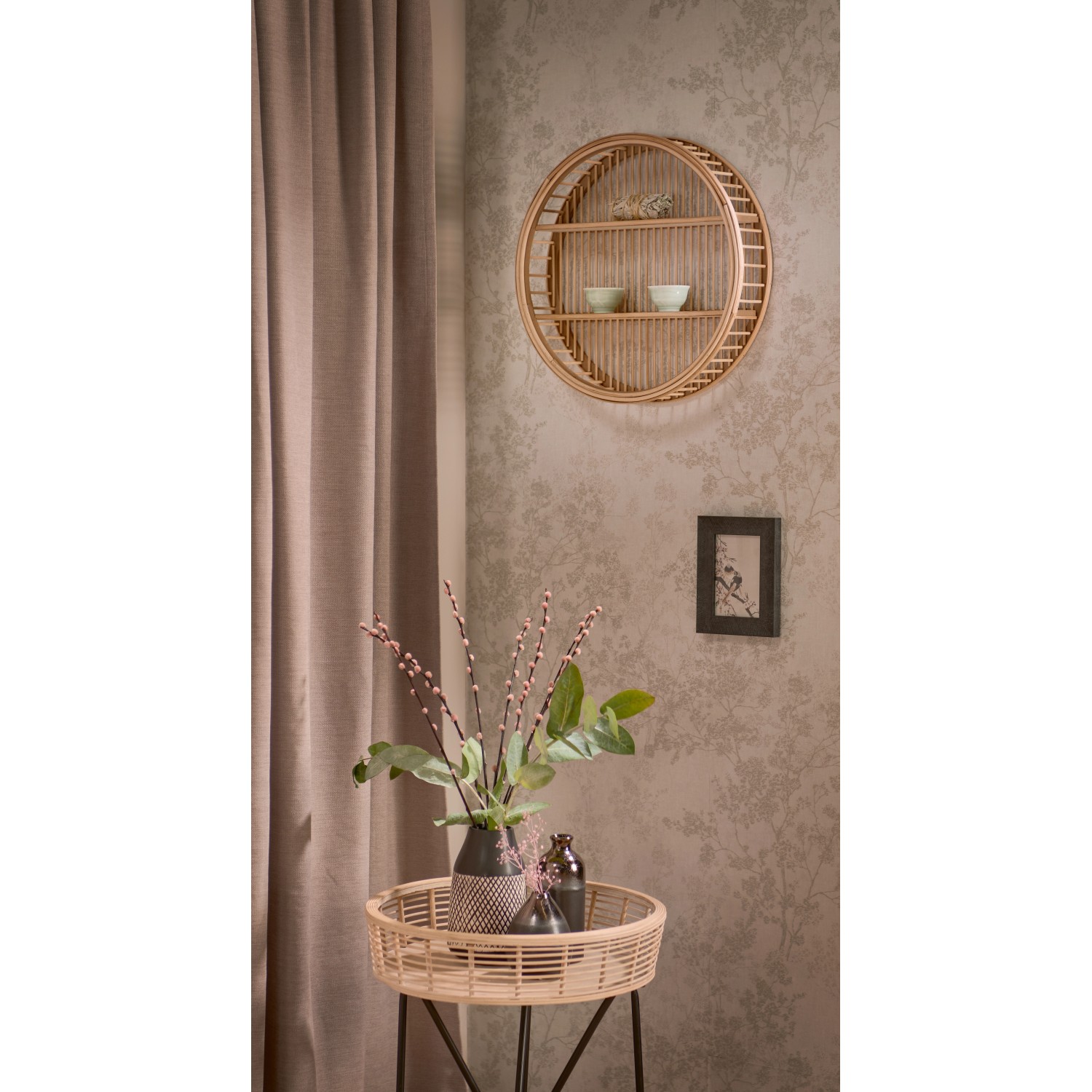 Schwarze Keramik Vase Minimalist Zen (19,5 cm) mit Blumen auf einem Tisch, runde Wandregal im Hintergrund.