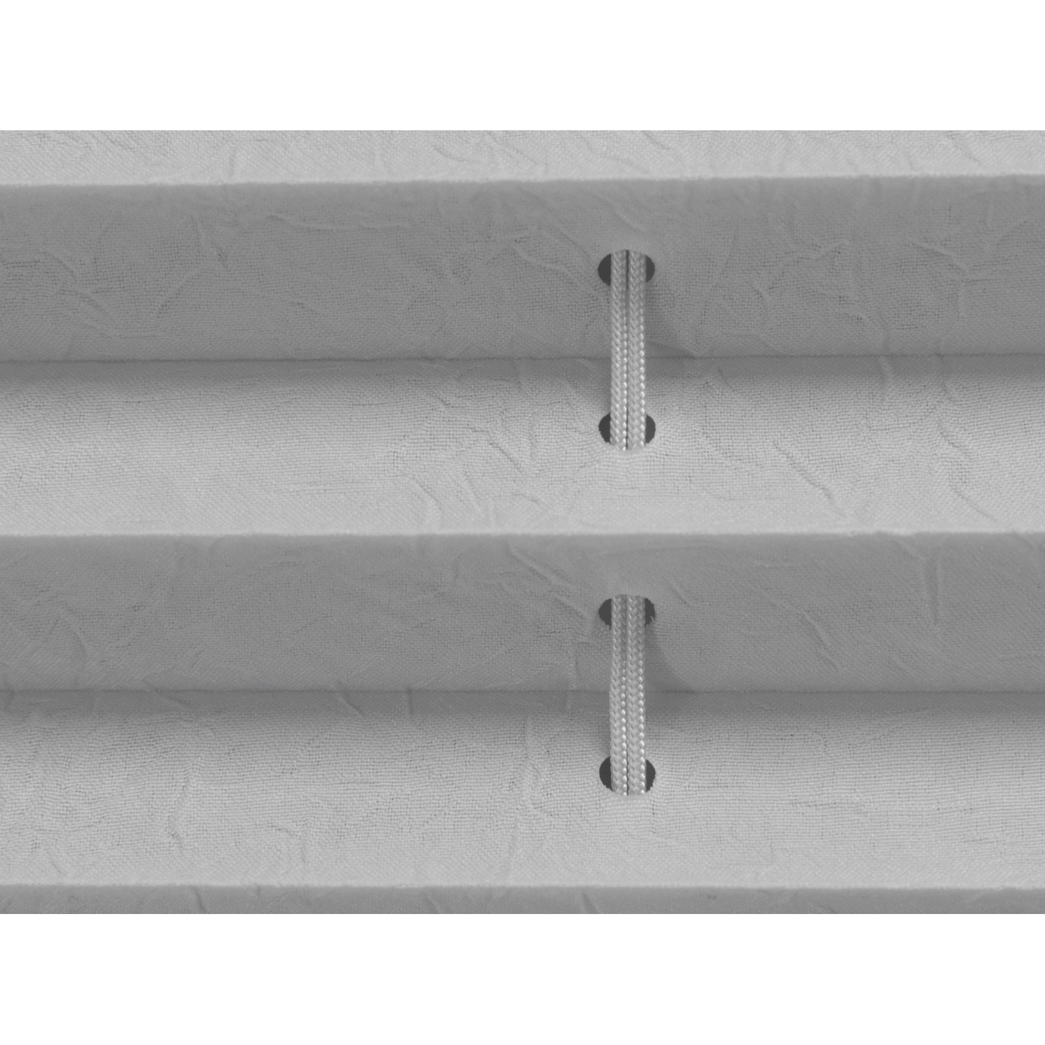Detailaufnahme: Hellgraues Tageslicht-Spannplissee Valeria, 75x130 cm, mit Zugschnüren.
