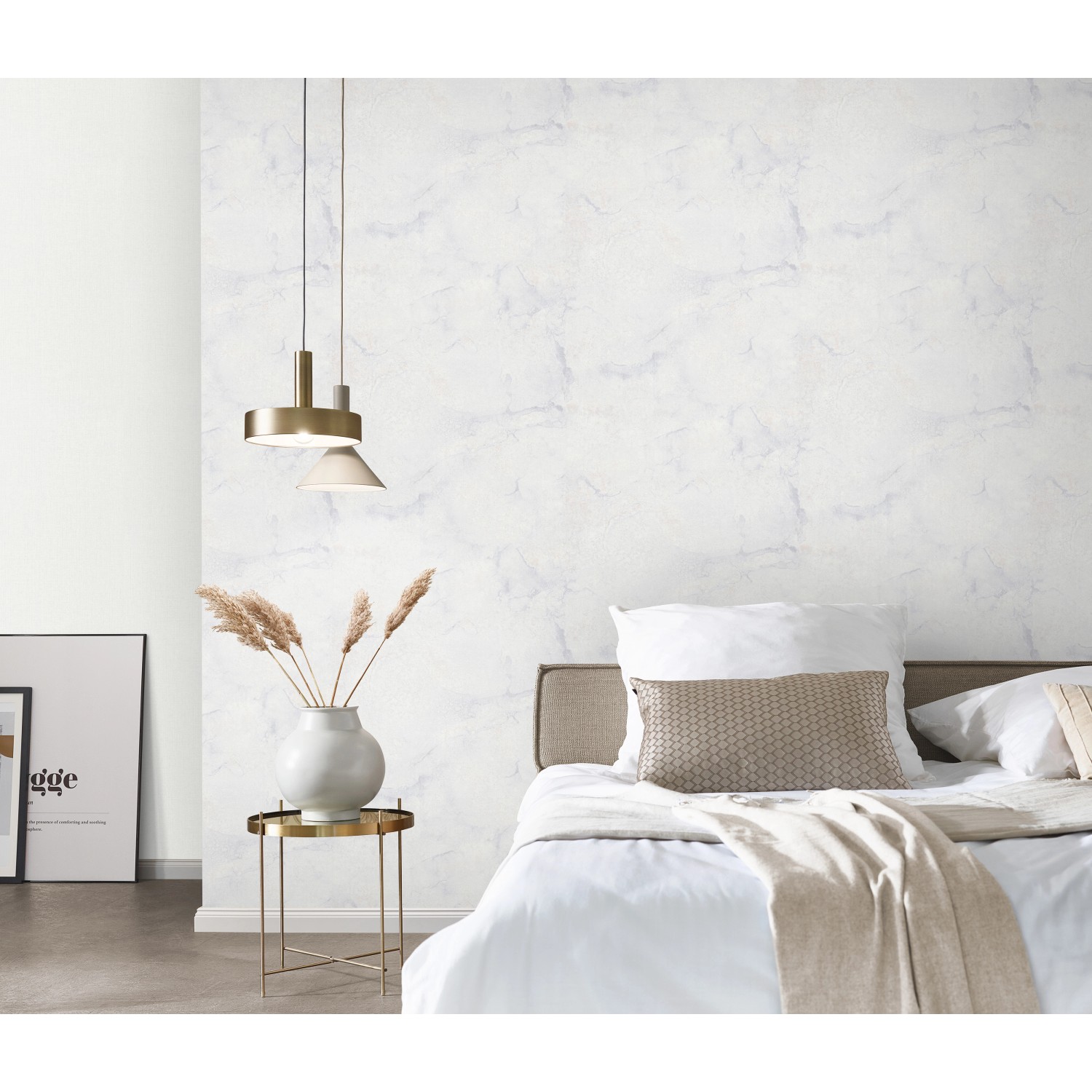 Helle Vliestapete Melissa Venora in Hellgrau mit Marmor-Optik von Erismann im Schlafzimmer.