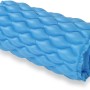 Gerollte, blaue Bestway Luftmatratze Float'n Roll (213x86 cm) aus PVC. Ideal zum Entspannen im Wasser.