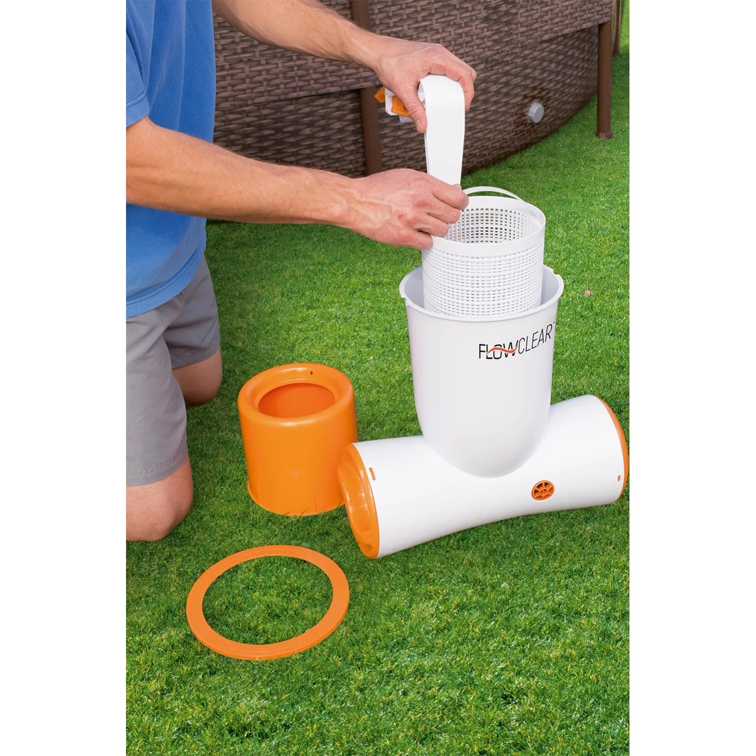 Flowclear Skimatic Poolskimmer mit Filter, bestehend aus Skimmer, Filterkorb und Zubehör.
