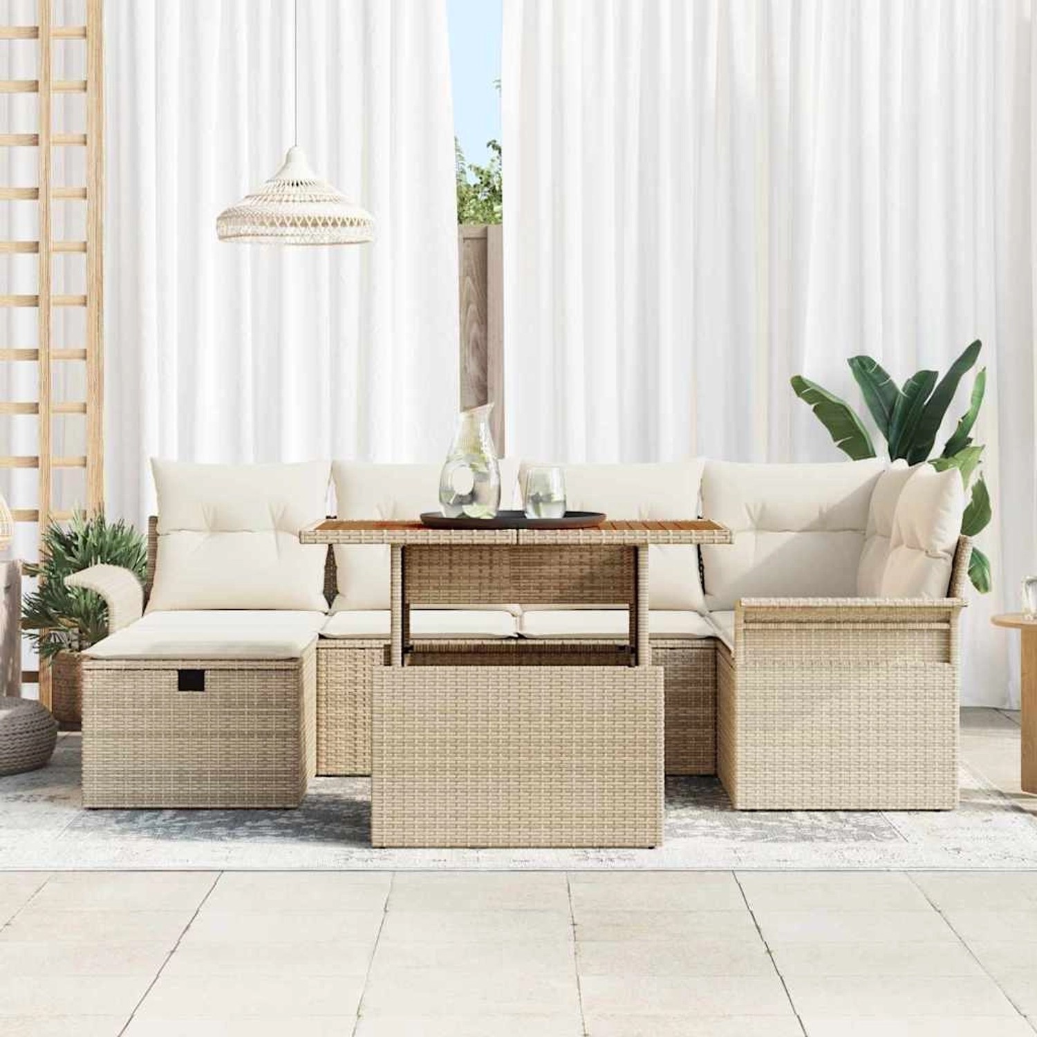 7-teiliges Garten-Sofa-Set aus Poly Rattan in Beige mit Tisch und Kissen.