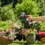 Gardena Drucksprüher 1,25 l in Aktion: Bewässerung im Garten mit dem Pumpsprüher.