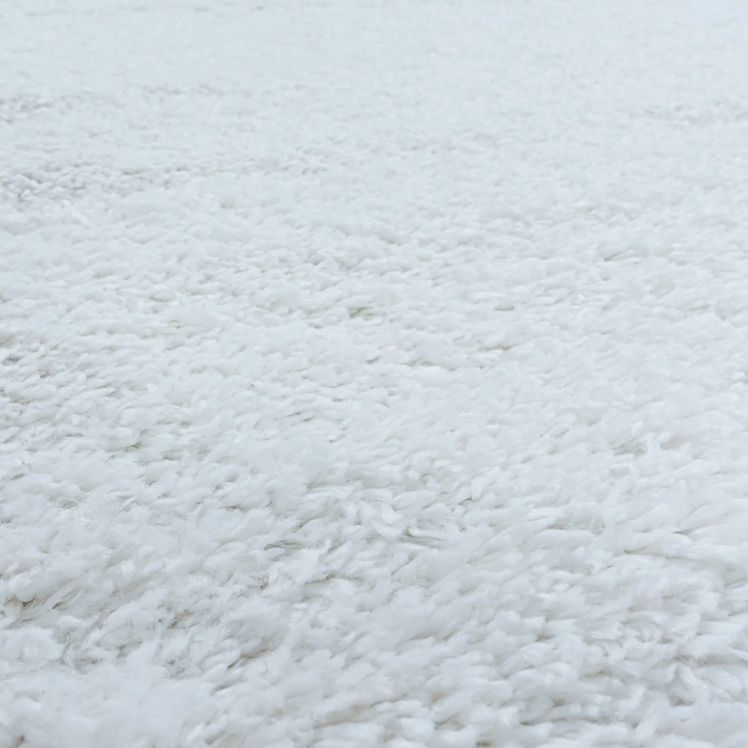 Weißer, runder Ayyildiz Hochflorteppich Fluffy mit langem Flor (Ø 80 cm).