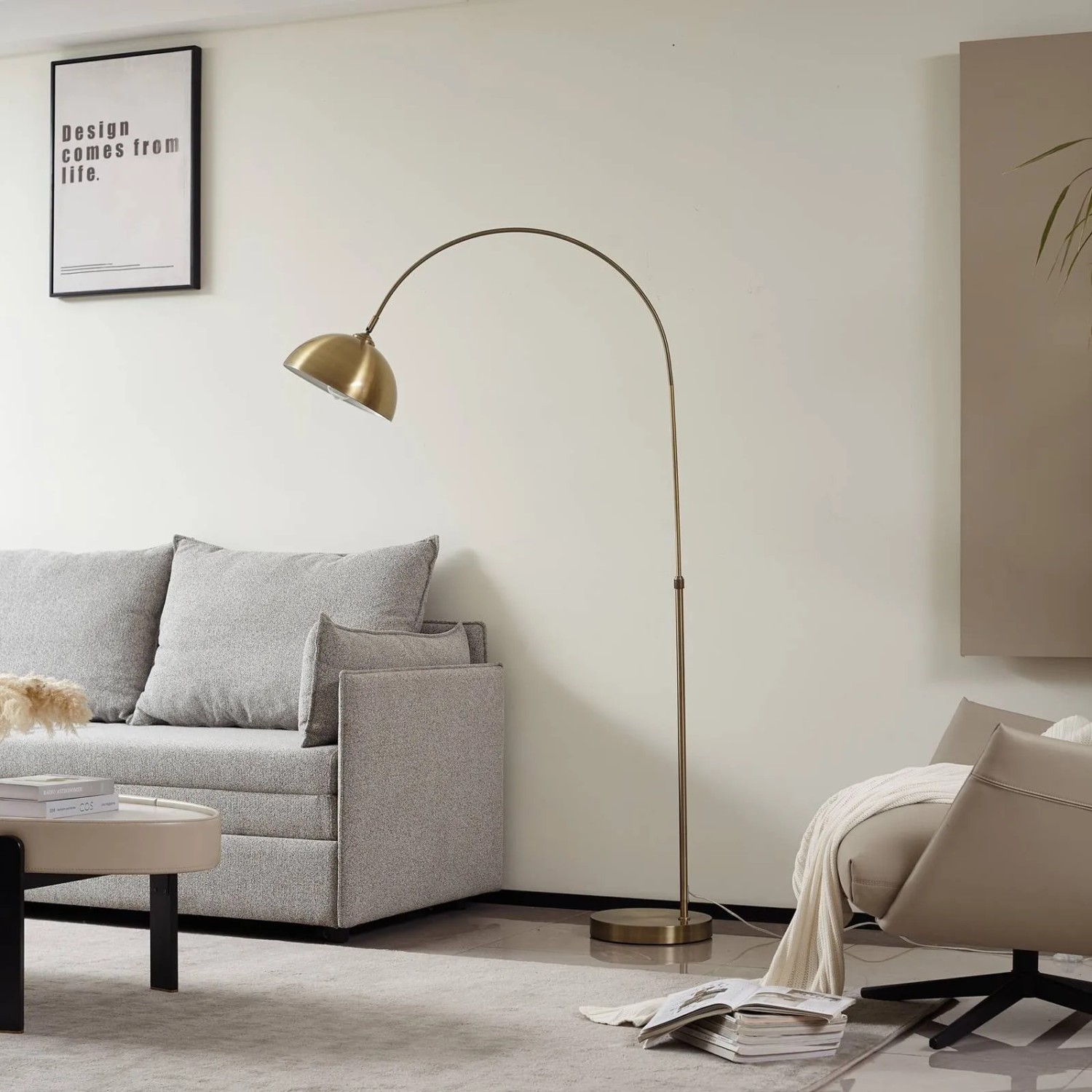 Moderne Lindby Bogenleuchte Lennart aus bronzefarbenem Metall im Wohnzimmer. Höhenverstellbare Stehlampe mit E27 Fassung.