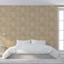 Beige Vliestapete mit barockem Ornamentmuster an Schlafzimmerwand. Tadessi Dekorative Tapete.