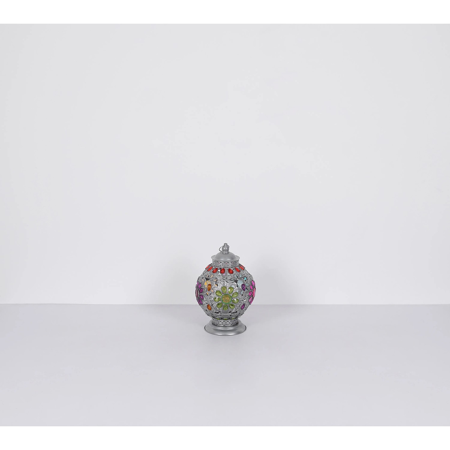 Silbergraue Globo Pendelleuchte mit bunten Acrylkristallen, 270x1200mm.